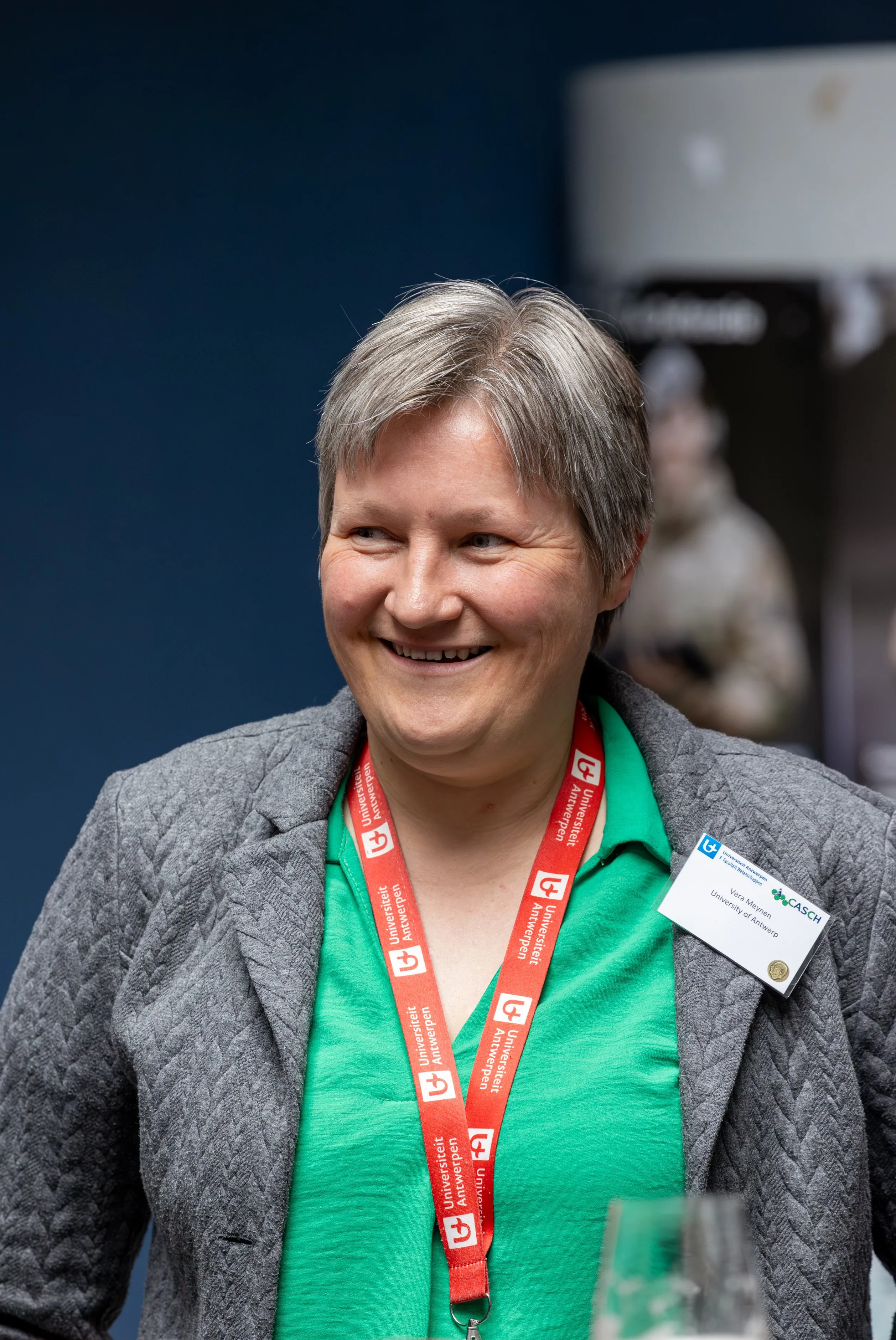 Portrait of Prof. Dr. Vera Meynen smiling at a conference.